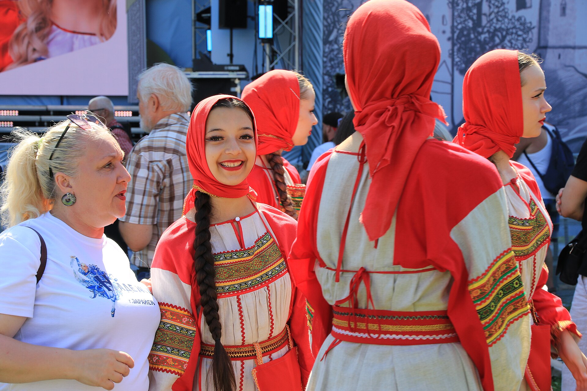 Участницы культурного фестиваля в традиционных костюмах